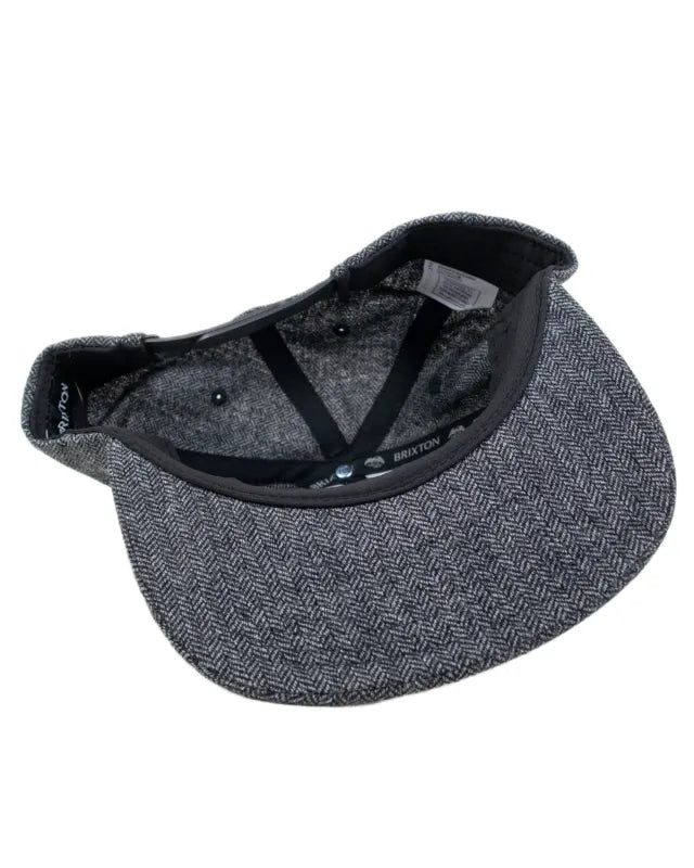 Brixton Dyson Snapback keps i svart fiskbensmönster, produktbild 4