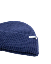 Resteröds Wool Beanie i marinblått, detaljbild på den grovstickade ullen