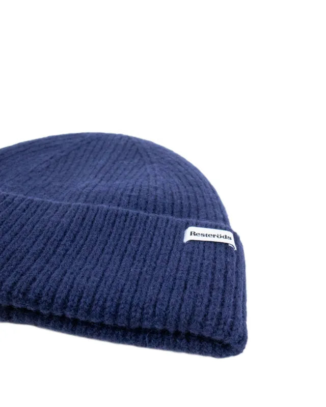 Resteröds Wool Beanie i marinblått, detaljbild på den grovstickade ullen