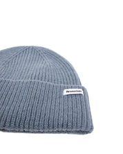 Resteröds Wool Beanie i grått, detaljbild på den grovstickade ullen