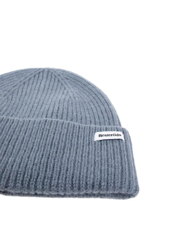 Resteröds Wool Beanie i grått, detaljbild på den grovstickade ullen