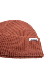Resteröds Wool Beanie i tegelfärgat, detaljbild på den grovstickade ullen
