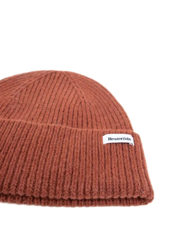 Resteröds Wool Beanie i tegelfärgat, detaljbild på den grovstickade ullen