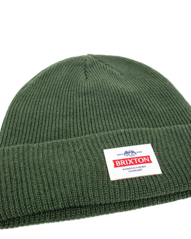 Brixton Trademark Beanie i olivgrönt, detaljbild på ribbstickning och etikett