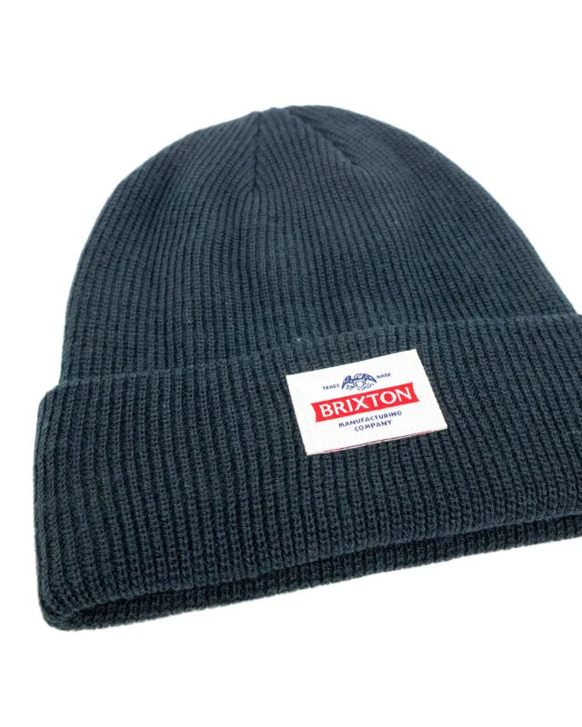 Brixton Trademark Beanie i svart, detaljbild på ribbstickning och etikett