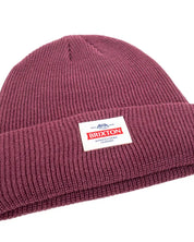 Brixton Trademark Beanie i vinrött, detaljbild på ribbstickning och etikett
