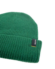 Brixton Heist Beanie i mörkgrönt, detaljbild på ribbstickning och vävd etikett
