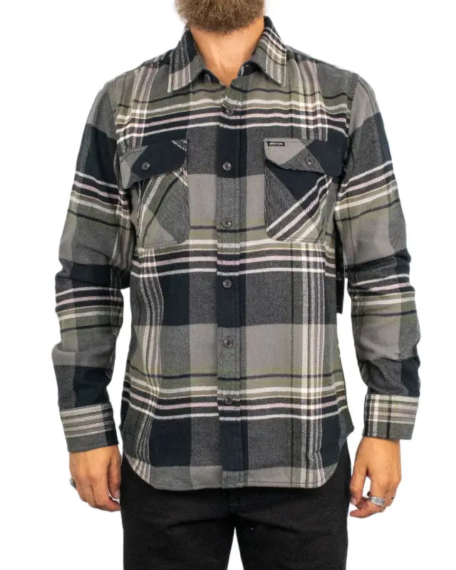 Brixton Bowery Flannel flanellskjorta i rutigt svart, grått och olivgrönt, framsida på modell