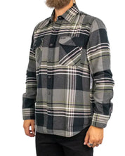 Brixton Bowery Flannel flanellskjorta i rutigt svart och grått, på modell
