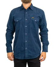 Wrangler Western Shirt i mörkblå manchester, detalj av bröstficka med lock