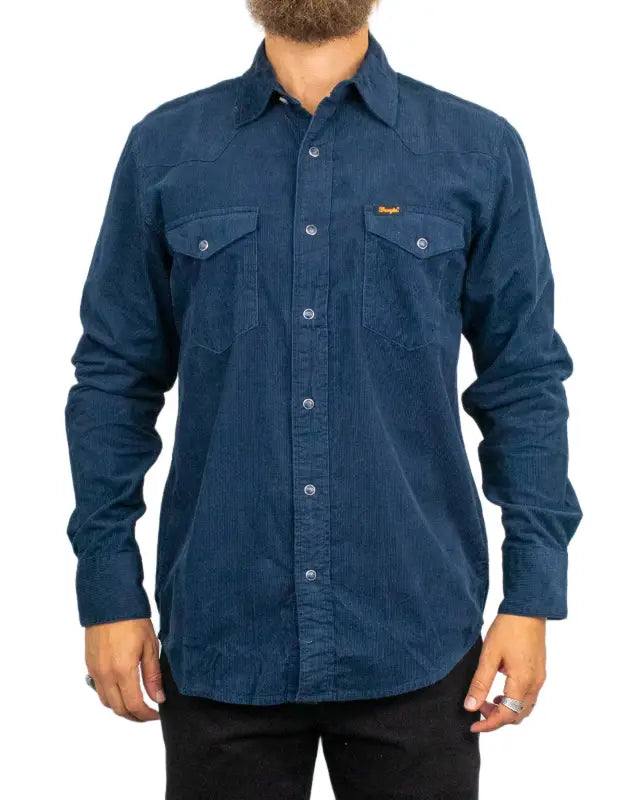 Wrangler Western Shirt i mörkblå manchester, detalj av bröstficka med lock