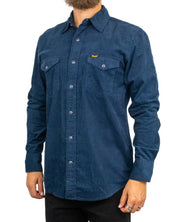 Wrangler Western Shirt i mörkblå manchester, framsida på modell