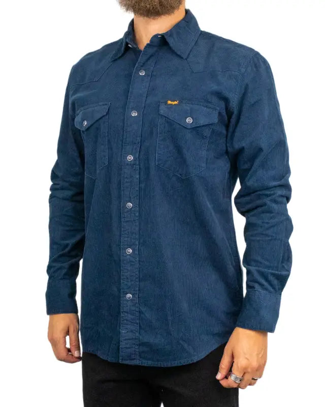 Wrangler Western Shirt i mörkblå manchester, framsida på modell