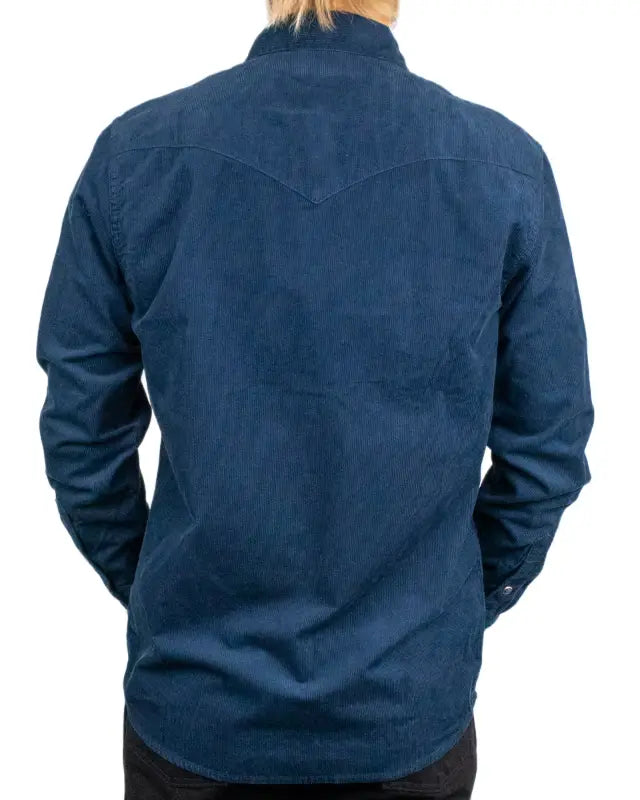 Wrangler Western Shirt i mörkblå manchester, detalj av mudd och tryckknappar