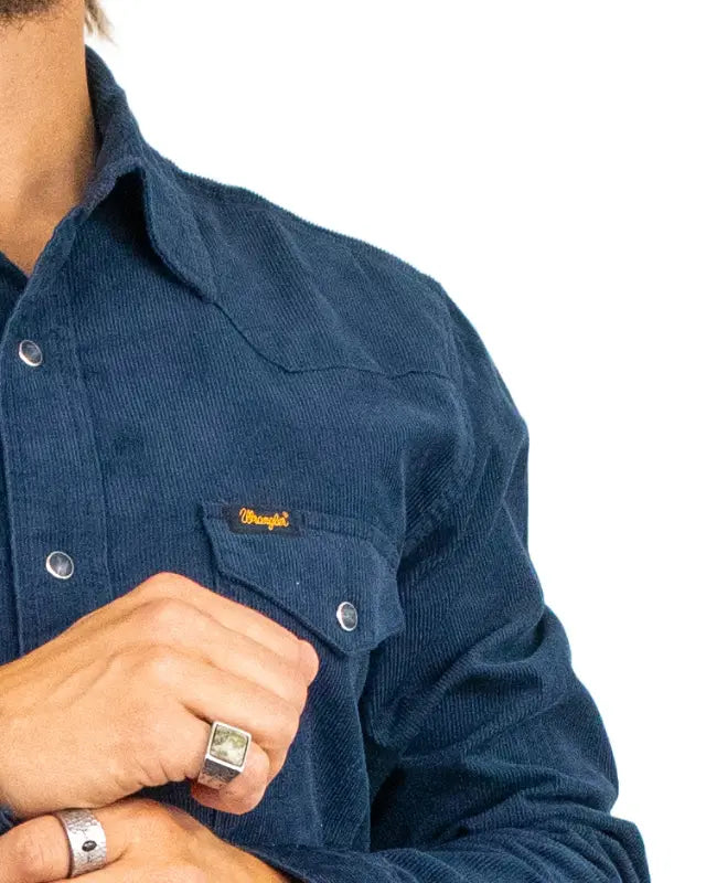 Wrangler manchesterskjorta i mörkblått med västernok, på modell