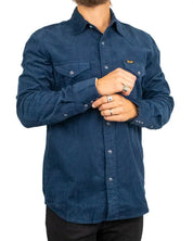 Wrangler manchesterskjorta i mörkblått, på modell