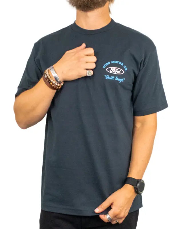 Brixton Ford Built Tough 4x4 t-shirt i mörk ton, på modell