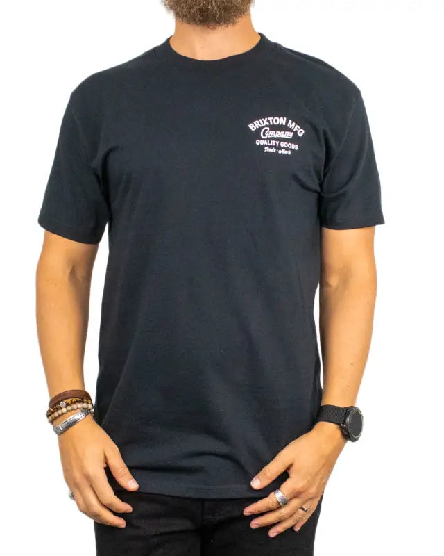 Brixton Straton Standard Tee svart t-shirt, framsida på modell
