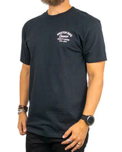 Brixton Straton Standard Tee svart t-shirt, detalj av brösttryck