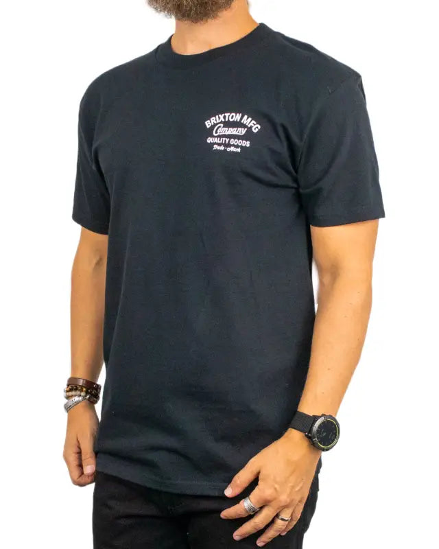 Brixton Straton Standard Tee svart t-shirt, detalj av brösttryck