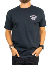 Brixton Straton Standard Tee svart t-shirt i 100% bomull, på modell
