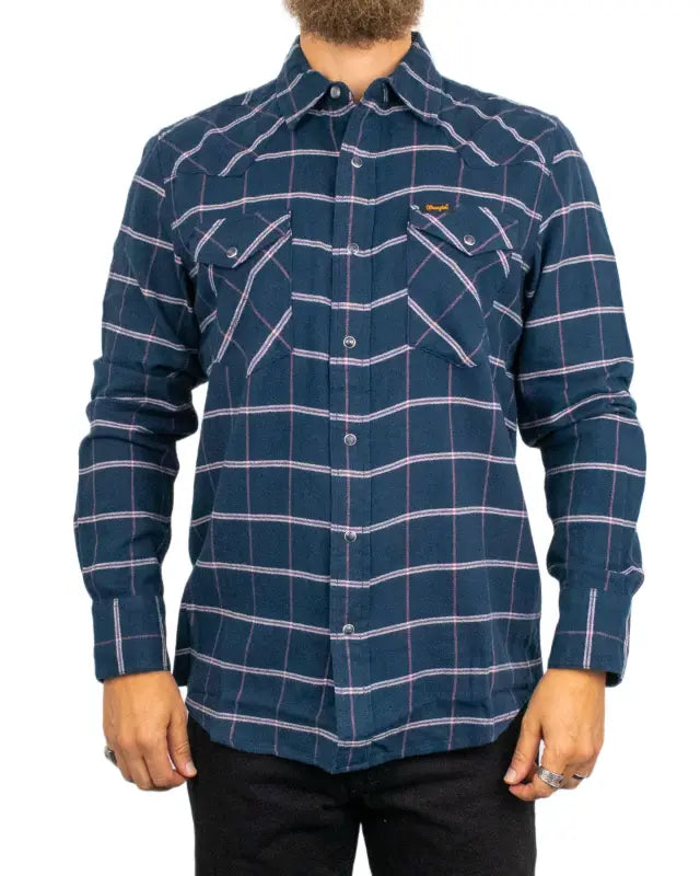 Wrangler Western Shirt i mörkblå ruta med vitt och rosa, framsida på modell