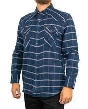Wrangler rutig westernskjorta i mörkblått, på modell