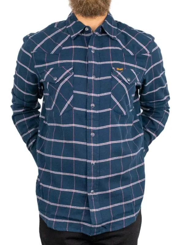 Wrangler rutig westernskjorta i bomullstwill med västernok, på modell