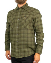 Wrangler Western Shirt Olive Night, snett framifrån med västernok och bröstfickor