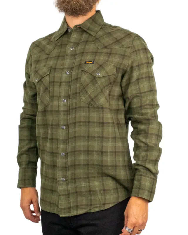 Wrangler Western Shirt Olive Night, snett framifrån med västernok och bröstfickor