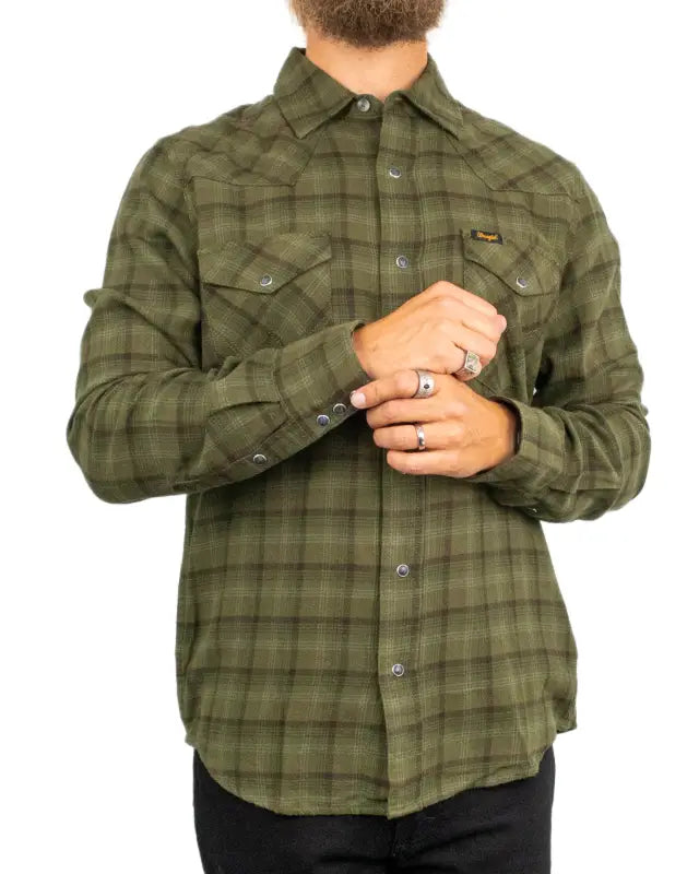 Wrangler Western Shirt Olive Night, närbild på tryckknappar och rutigt tyg