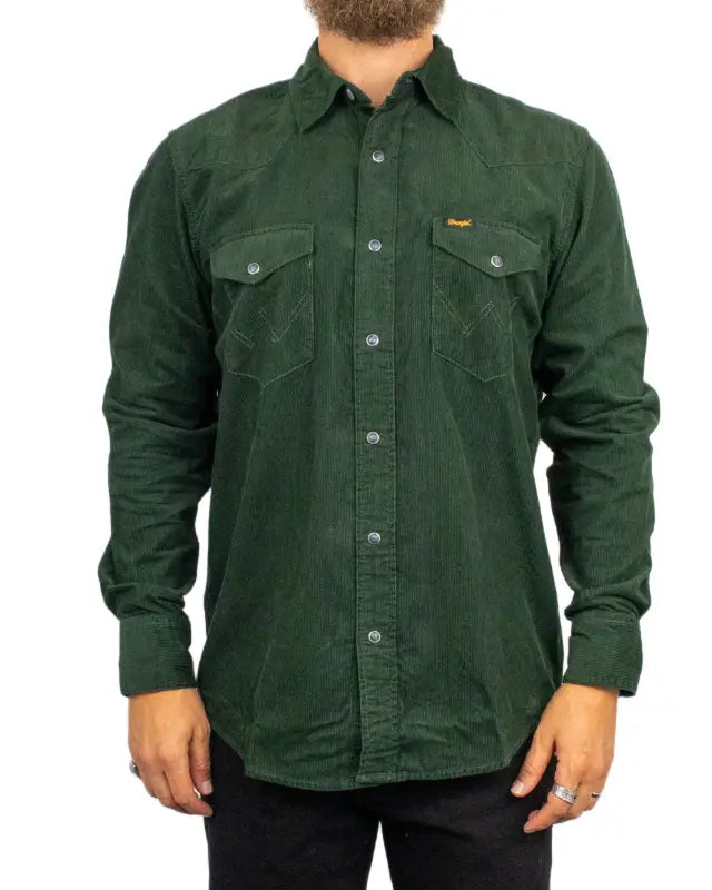 Wrangler Western Shirt i mörkgrön manchester, framsida på modell