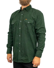 Wrangler Western Shirt i mörkgrön manchester, på modell