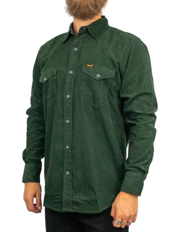 Wrangler Western Shirt i mörkgrön manchester, på modell