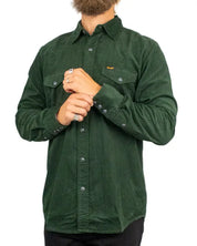 Wrangler manchesterskjorta i mörkgrönt med västernok, på modell