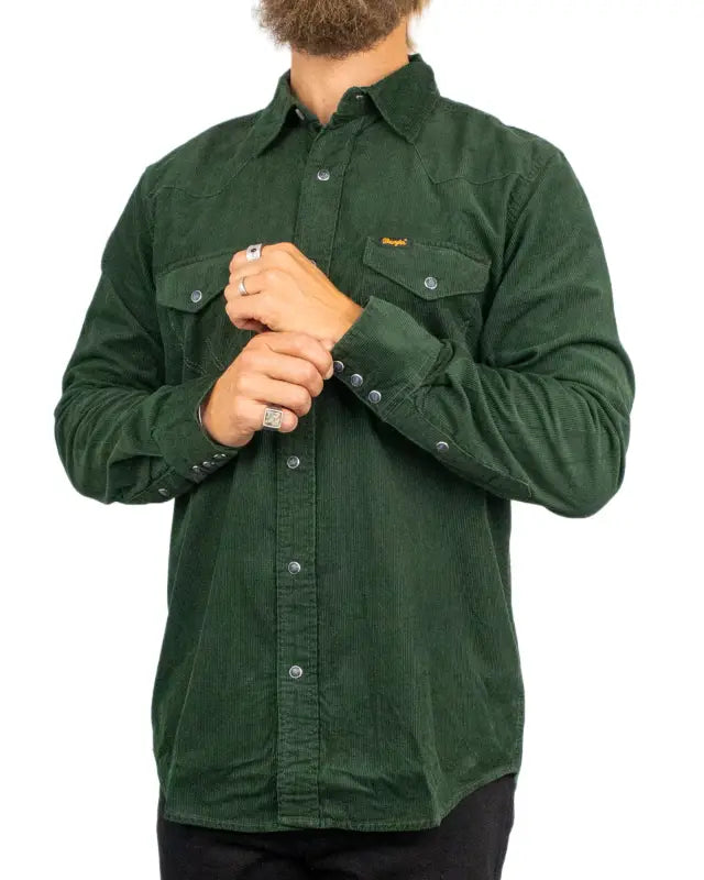 Wrangler manchesterskjorta i mörkgrönt med västernok, på modell