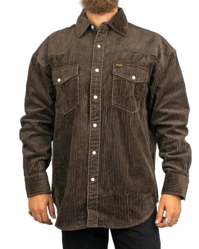 Wrangler Western Shirt i mörkbrun grov manchester, framsida på modell