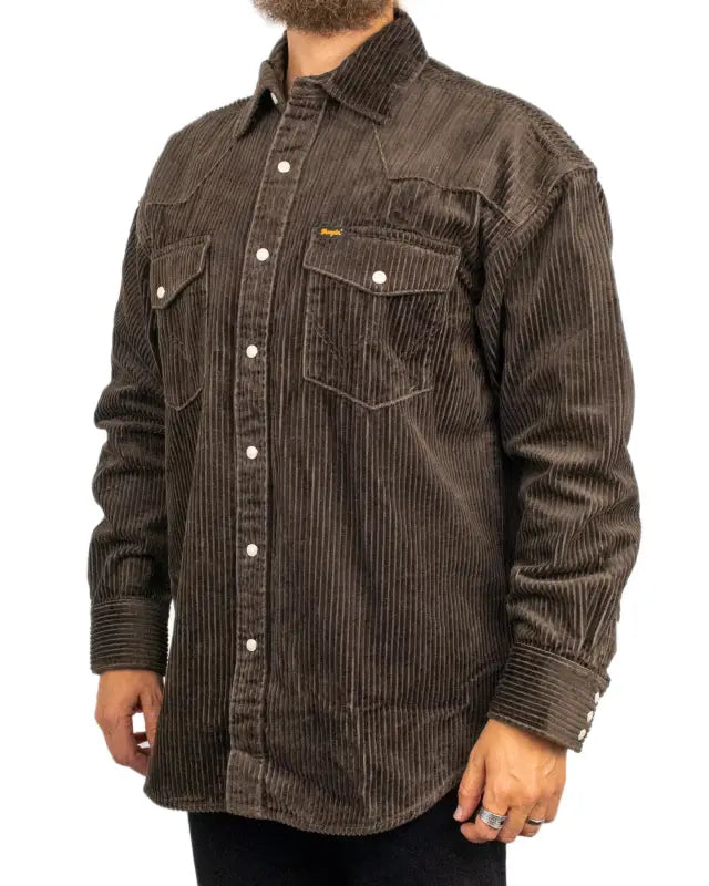 Wrangler Western Shirt i brun manchester, detalj av bröstficka och tryckknappar
