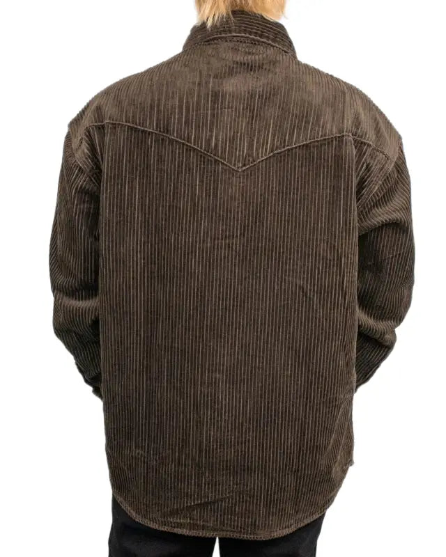 Wrangler manchesterskjorta i mörkbrunt med västernok, på modell
