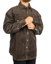 Wrangler manchesterskjorta i mörkbrunt, oversized passform på modell