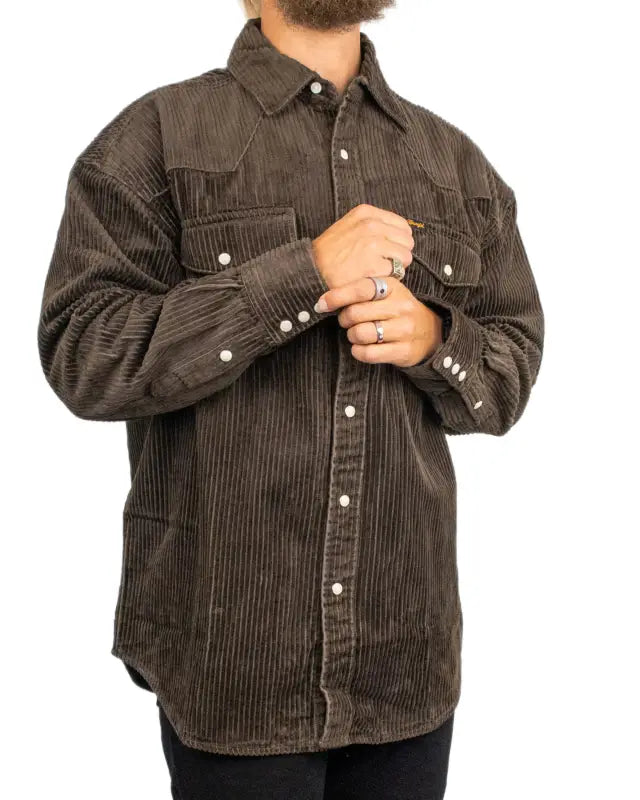 Wrangler manchesterskjorta i mörkbrunt, oversized passform på modell