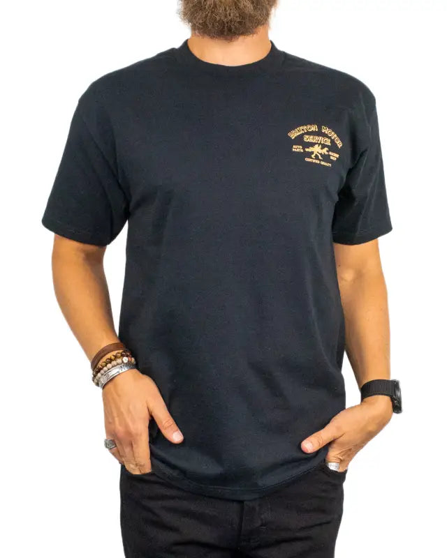 Brixton Dyson Standard Tee svart t-shirt i 100% bomull, på modell