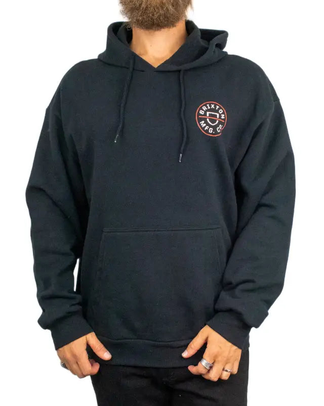 Brixton Crest II Hood svart hoodie, detalj av brösttryck