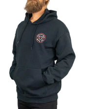 Brixton Crest II Hood svart hoodie med dragskohuva, framsida på modell