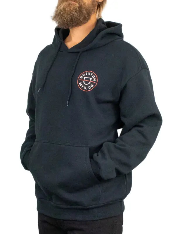 Brixton Crest II Hood svart hoodie med dragskohuva, framsida på modell