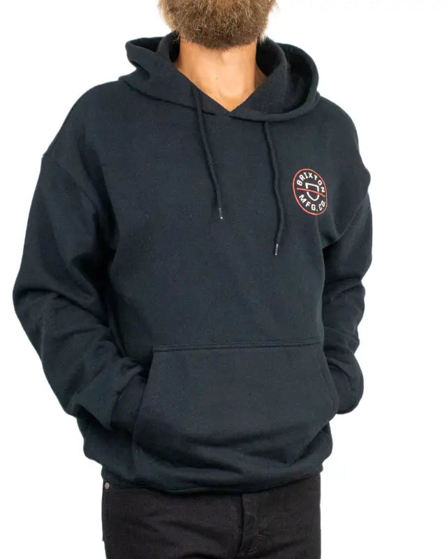 Brixton Crest II Hood svart huvtröja i fleece, på modell
