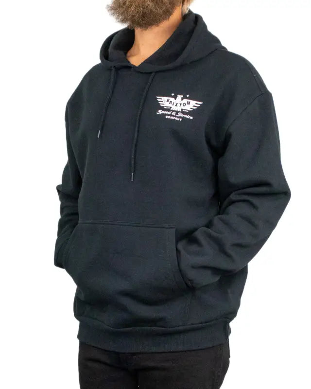 Brixton Ewing Hood svart huvtröja i fleece, på modell