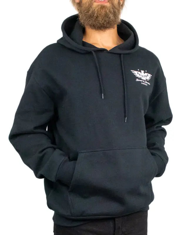 Brixton Ewing Hood svart hoodie med dragskohuva och kängurificka, framsida på modell