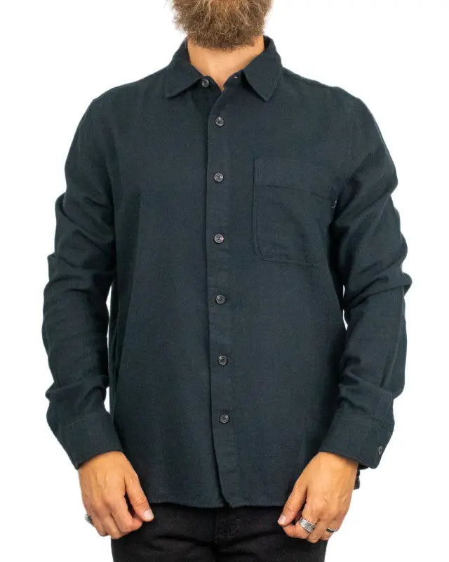 Brixton Hasting Lightweight Flannel flanellskjorta i svart, på modell