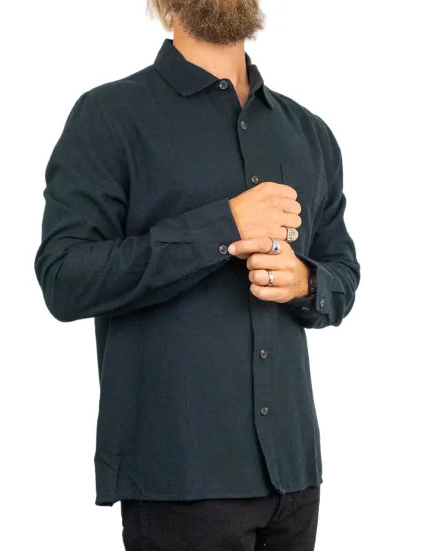 Brixton Hasting Lightweight Flannel flanellskjorta i svart, framsida på modell